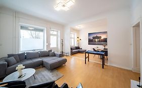 Massagesessel, King-Sized Bed, Billardtisch, 2 Couches